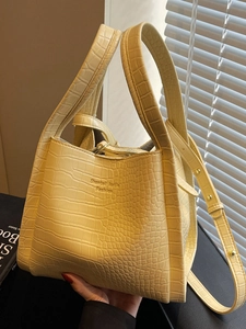 Sac seau jaune pâle à motif crocodile avec double poignée et bandoulière réglable