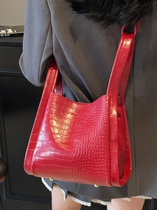 Sac fourre-tout rouge vintage avec texture crocodile et pieds en métal doré pour femme