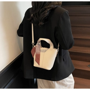 Elegante borsa a secchiello beige con dettaglio foulard in seta pied-de-poule