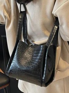 Sac seau rétro noir à texture crocodile avec pieds en métal doré et larges bandoulières