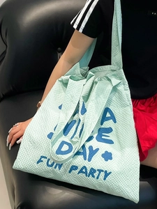 Grand sac cabas vert menthe en tissu gaufré avec slogan A Nice Day porté épaule