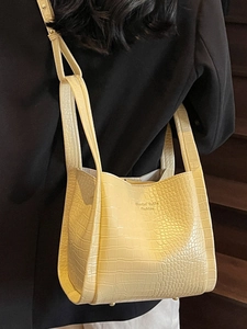 Sac seau jaune pâle à motif crocodile avec poignées et bandoulière réglable pratique
