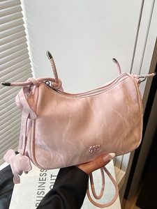 Sac bandoulière rose à motif marbre avec détails argentés et charm éléphant chic
