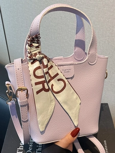 Secchiello chic in pelle lavanda con foulard di seta e tracolla regolabile