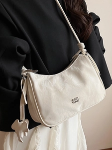 Sac à bandoulière blanc plissé pour femme avec logo métallique et pendentif nuage chic
