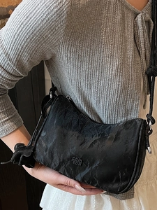 Sac à bandoulière noir plissé pour femme avec décoration florale et bandoulière fine