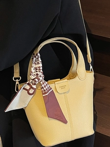 Borsa a secchiello in pelle martellata gialla con foulard decorativo e tracolla