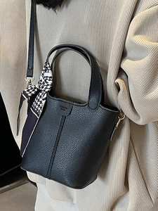 Elegante borsa a secchiello in pelle litchi nera con foulard di seta e dettagli oro