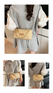 Détails du sac seau en paille tissée avec écusson en cuir et bandoulière en chaîne