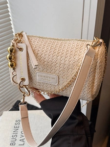Sac seau minimaliste en paille tissée avec bandoulière chaîne et perles dorées