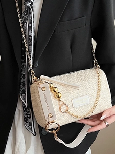 Sac bandoulière chic en paille tressée beige avec chaîne dorée pour femme moderne