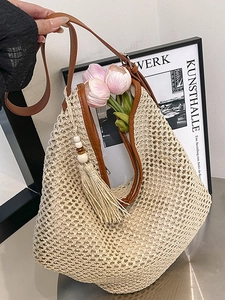 Sac bandoulière en paille tissée beige avec bordure en similicuir marron et gland d'été