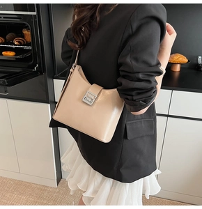Détail du sac à bandoulière abricot minimaliste avec boucle métallique argentée polie