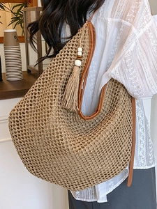 Sac à bandoulière en paille d'été avec garniture en cuir et détails de glands