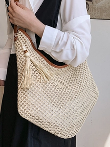 Sac de plage en paille tissée blanc cassé avec franges et perles en bois pour l'été bohème
