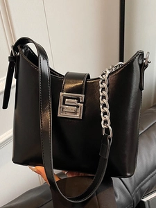 Sac sous le bras minimaliste en cuir PU noir avec chaîne argentée et boucle carrée