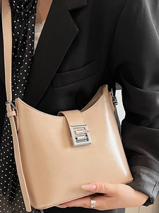 Sac à épaule chic en cuir beige avec boucle argentée carrée pour la mode de tous les jours