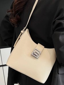 Sac à bandoulière crème minimaliste avec boucle argentée et finition en cuir lisse