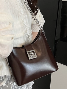Sac sous le bras minimaliste en cuir brillant marron foncé avec chaîne argentée pour femme