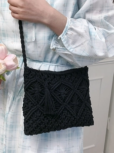 Sac bandoulière tissé noir fait main avec pompons à franges et sangle pour look d'été
