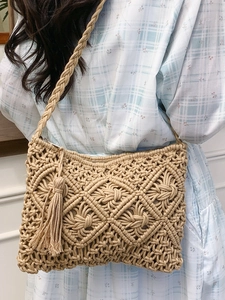 Sac bandoulière bohème en macramé beige avec pompons artisanaux et bandoulière tissée