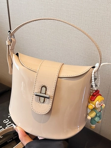 Borsa a Secchiello in Pelle Verniciata da Donna Moda Semplice Stile Coreano Borsa a Tracolla Con Ciondolo a Forma di Bambola e Künstliche Perle
