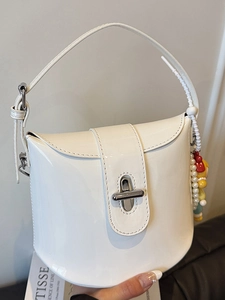 Borsa a secchiello in vernice bianca con chiusura argento e ciondolo di perline colorate