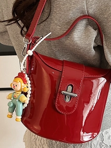 Borsa a tracolla rossa in vernice lucida con fibbia argento e catena decorativa di perle