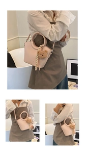 Tre viste di una borsa a secchiello in pelle rosa con orsetto e dettaglio sciarpa a righe
