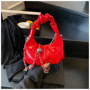 Détail du sac hobo rouge avec poignée plissée nuage et décor de chaîne argentée épaisse