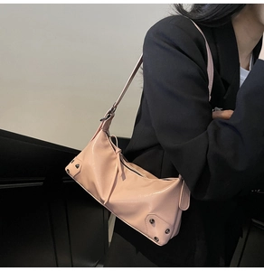 Rosafarbene Lackleder-Schultertasche mit Vintage-Metallnieten und Zierkordeln am Reißverschluss