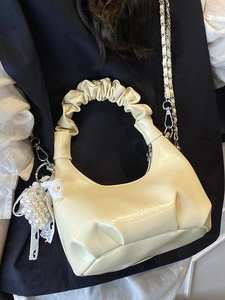 Sac à main beige élégant en forme de coquille avec poignée plissée et dentelle