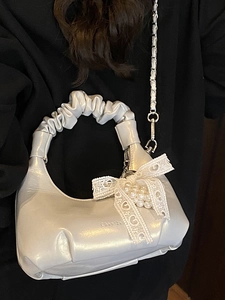 Sac à main argenté en forme de coquille avec lustre perlé, anse froncée et charme dentelle