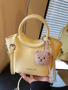 Elegante borsa a secchiello gialla in pelle PU con manico tondo e ciondolo orsetto