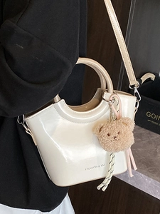 Secchiello chic beige lucido con ciondolo a forma di orso e tracolla regolabile da donna