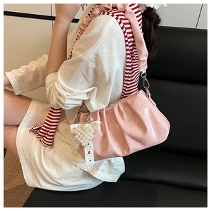 Sac plissé rose avec pendentif cœur en perles et nœud en dentelle blanche pour femme