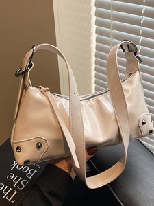 Cremeweiße Handtasche aus glänzendem Lackleder mit Nieten und Falten für den Sommer-Style