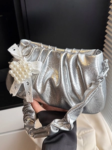 Sac à main plissé argenté métallisé avec breloque nœud en perles et cuir PU texturé