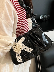 Sac à main plissé en cuir verni noir style français avec cœur perlé et nœud en dentelle