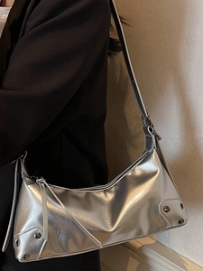 Silberne metallische Halbmond-Unterarmtasche mit Nieten im minimalistischen Design