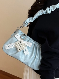 Sac à main bleu clair plissé de style français avec pendentif cœur en perles et nœud