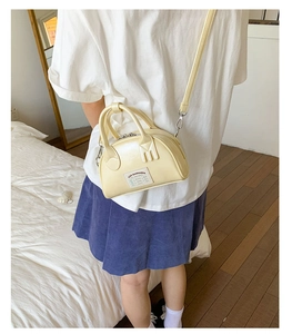 Vue détaillée du sac cabas en cuir PU jaune crème avec étiquette de marque en tissu chic
