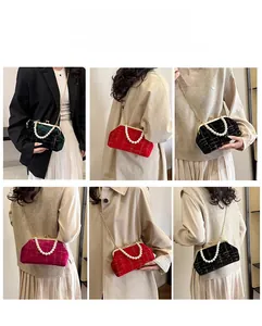 Détails du sac en velours avec poignée en perles et bandoulière chaîne en quatre couleurs