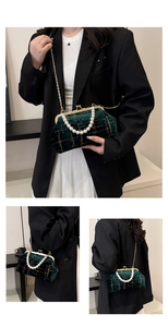 Sac coquille en velours vert foncé avec treillis doré et poignée de perles