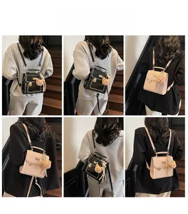 Dettagli del mini zaino vintage con chiusura girevole in metallo e ciondolo a orsetto