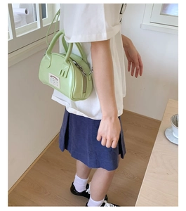 Gros plan d'un sac bowling vert clair avec finition brillante et patch décoratif