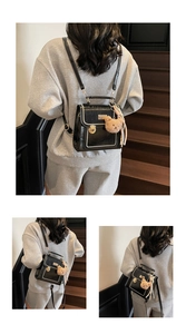 Dettaglio mini zaino in pelle nera con bordo di perle e ciondolo a orsetto su modella