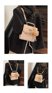 Dettaglio dello zaino in pelle PU rosa con fibbia dorata e ciondolo a forma di orso