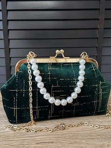 Sac coquille en velours vert foncé élégant avec anse en perles et chaîne dorée