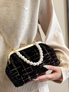 Sac en velours noir à losanges dorés avec poignée en perles et bandoulière chaîne